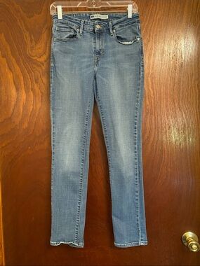 Levi women’s size 6 blue jeans